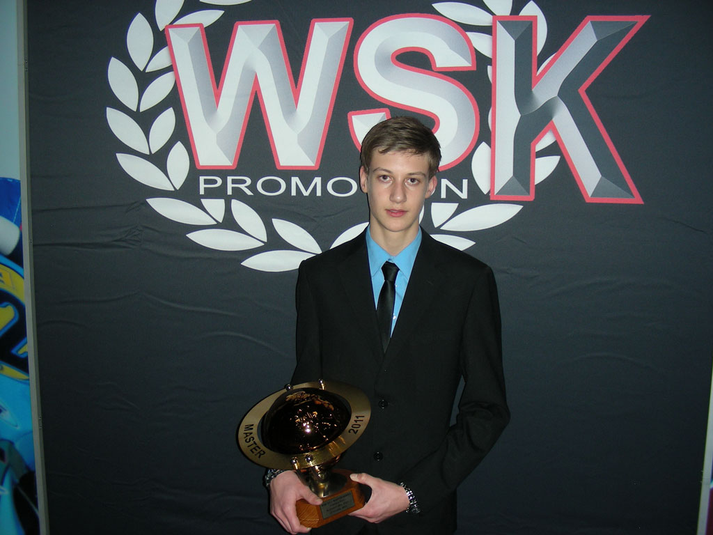 Nicolai Sylvest med beviset for sin tredjeplads
(Foto: Sylvest Motorsport)